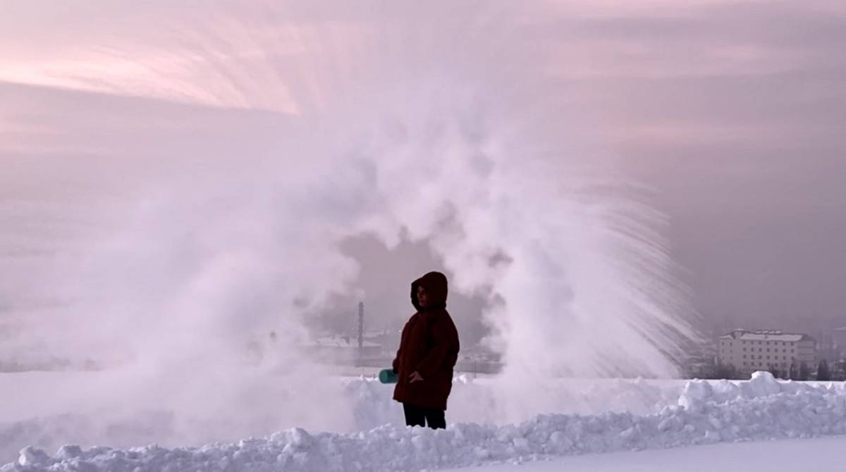 Ağrı’da eksi 24 derecede sıcak su havada dondu