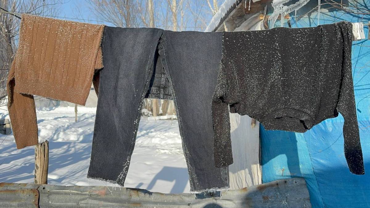 Ağrı’da İpe Asılan Kıyafetler Buz Kesti, Kaskatı Dondu