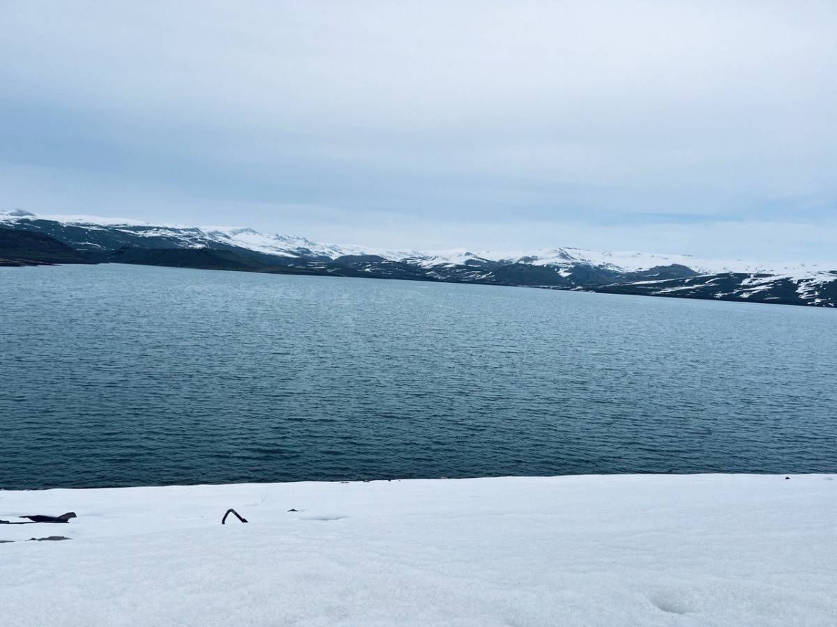 Ağrı’da Barajın Masmavi Suları Karla Buluştu