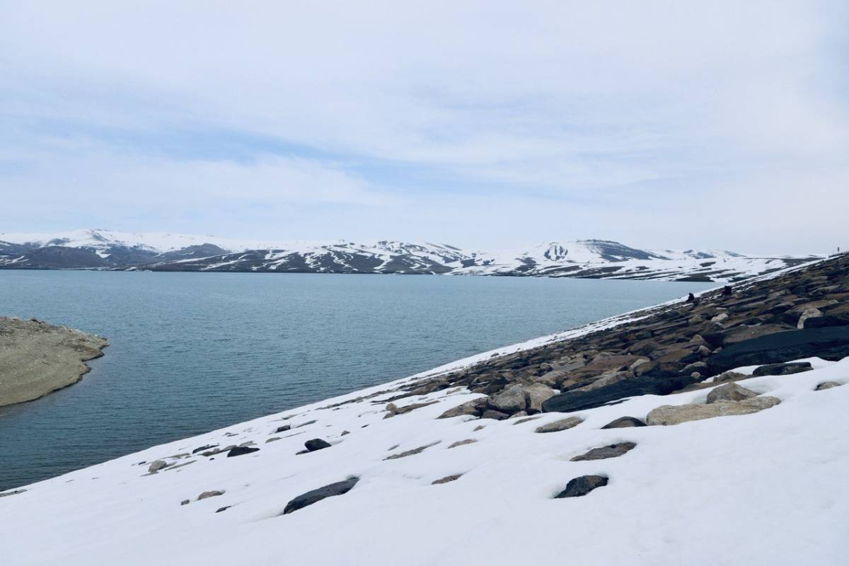 Ağrı’da Barajın Masmavi Suları Karla Buluştu