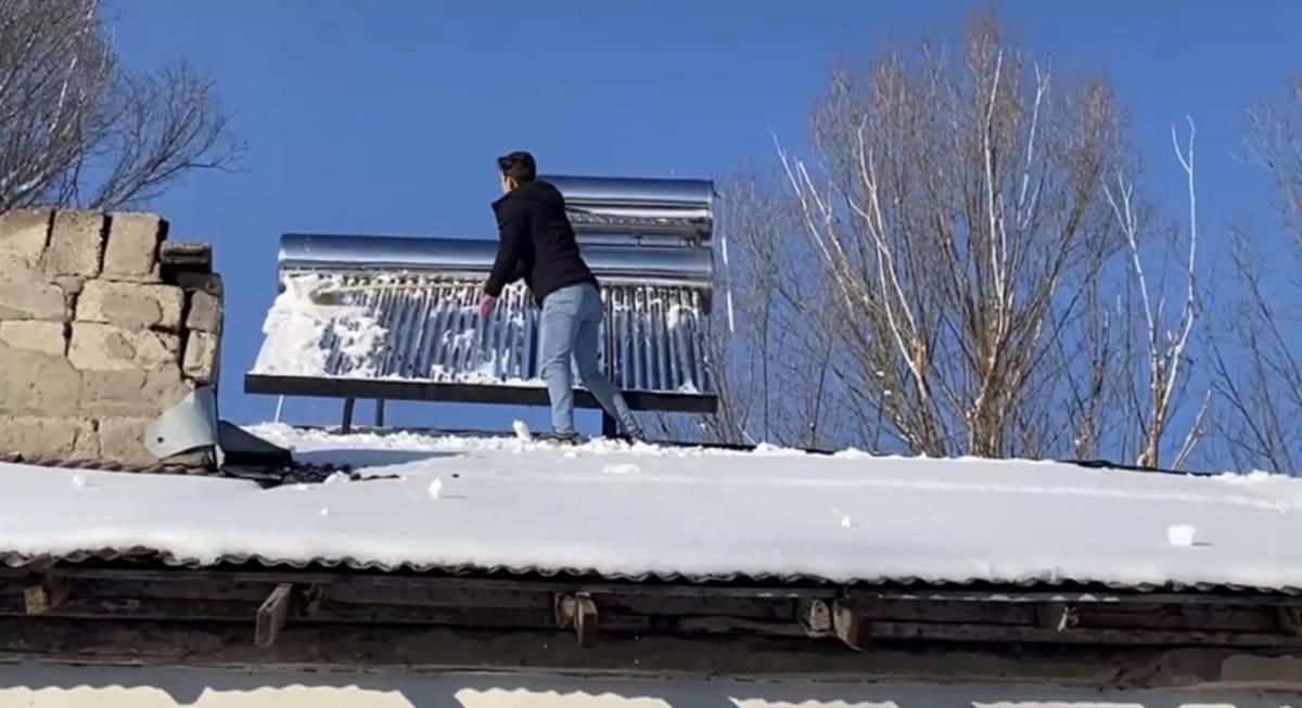 Ağrı’da Çatı ve Saçaklarda Biriken Kar ve Buz Sarkıtları Temizlendi