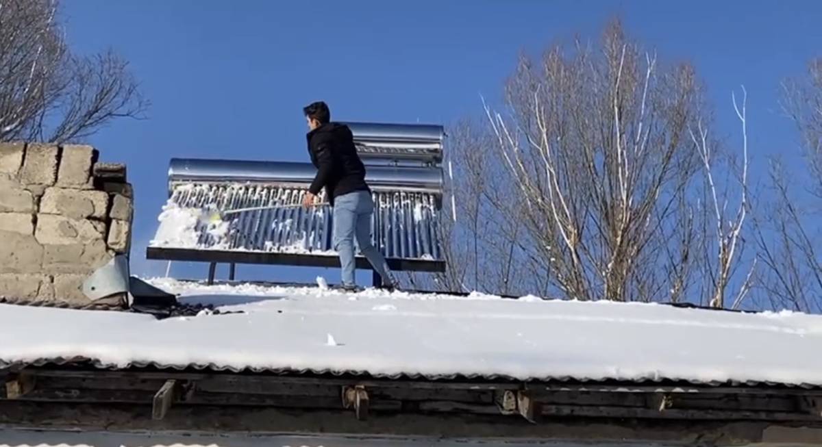 Ağrı’da Çatı ve Saçaklarda Biriken Kar ve Buz Sarkıtları Temizlendi