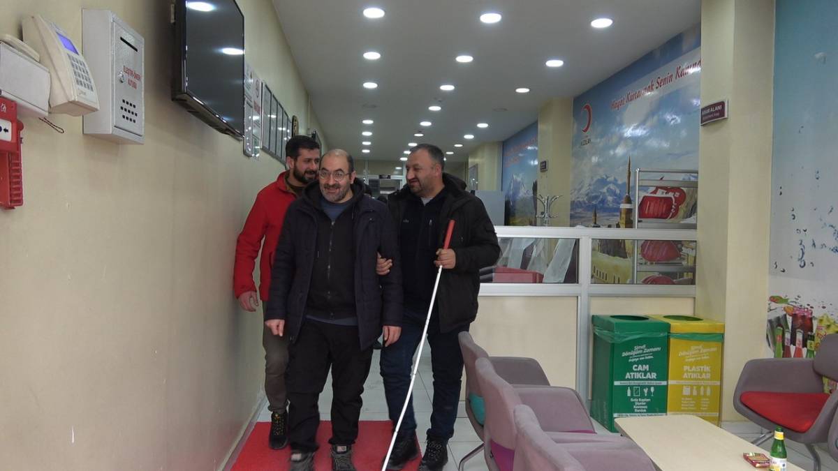 Ağrı’da görme engelli Bayram’dan insanlık dersi