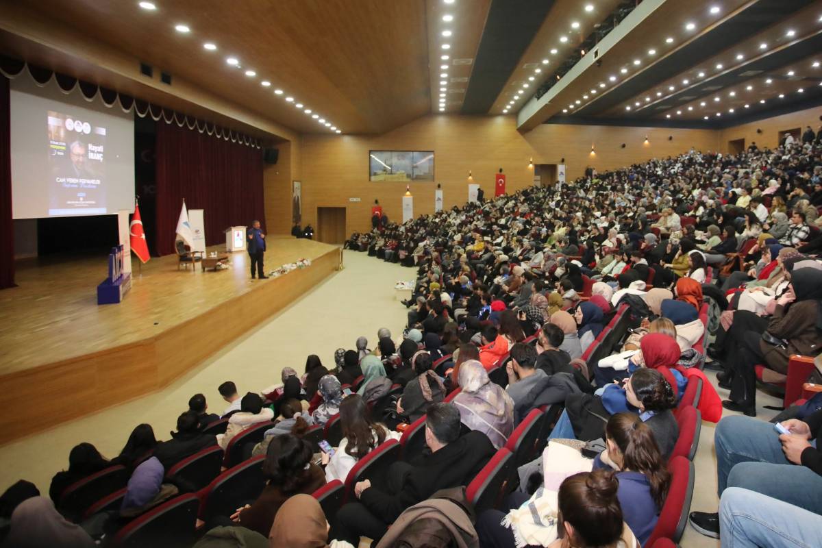 Hayati İnanç Ağrı’da edebiyat ve irfanı anlattı