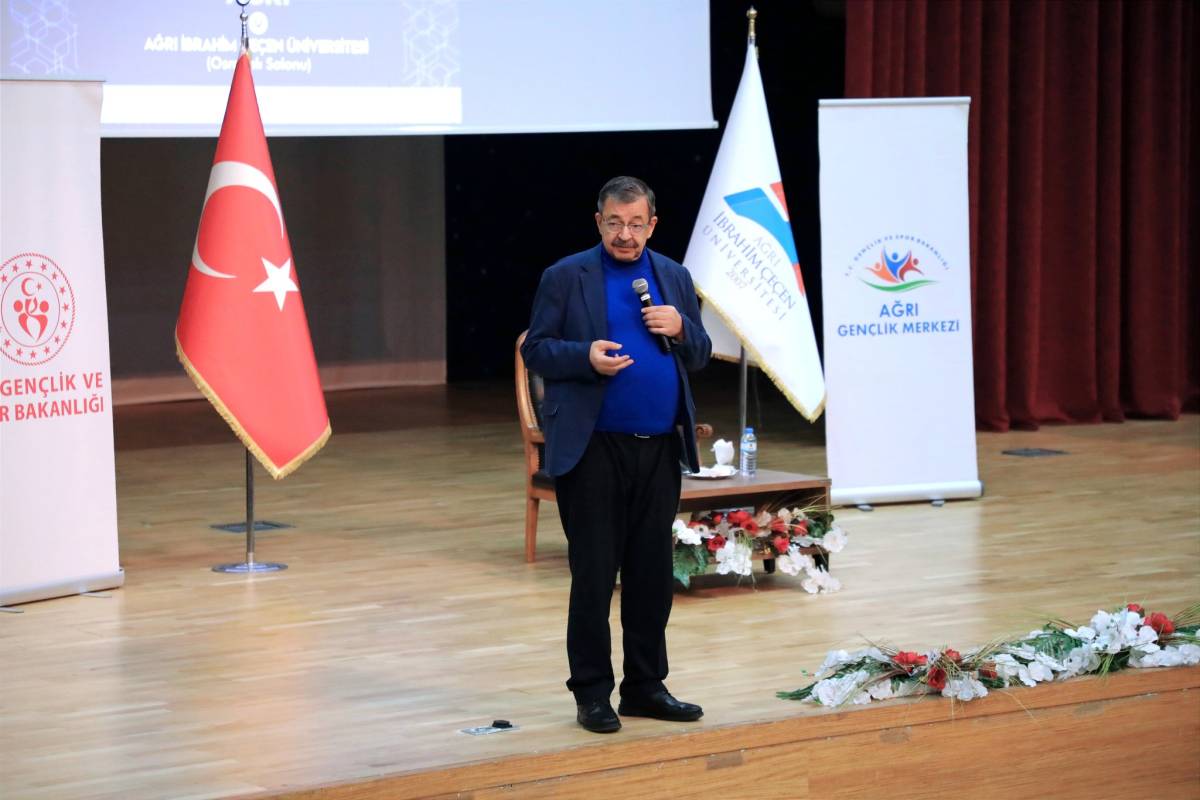 Hayati İnanç Ağrı’da edebiyat ve irfanı anlattı