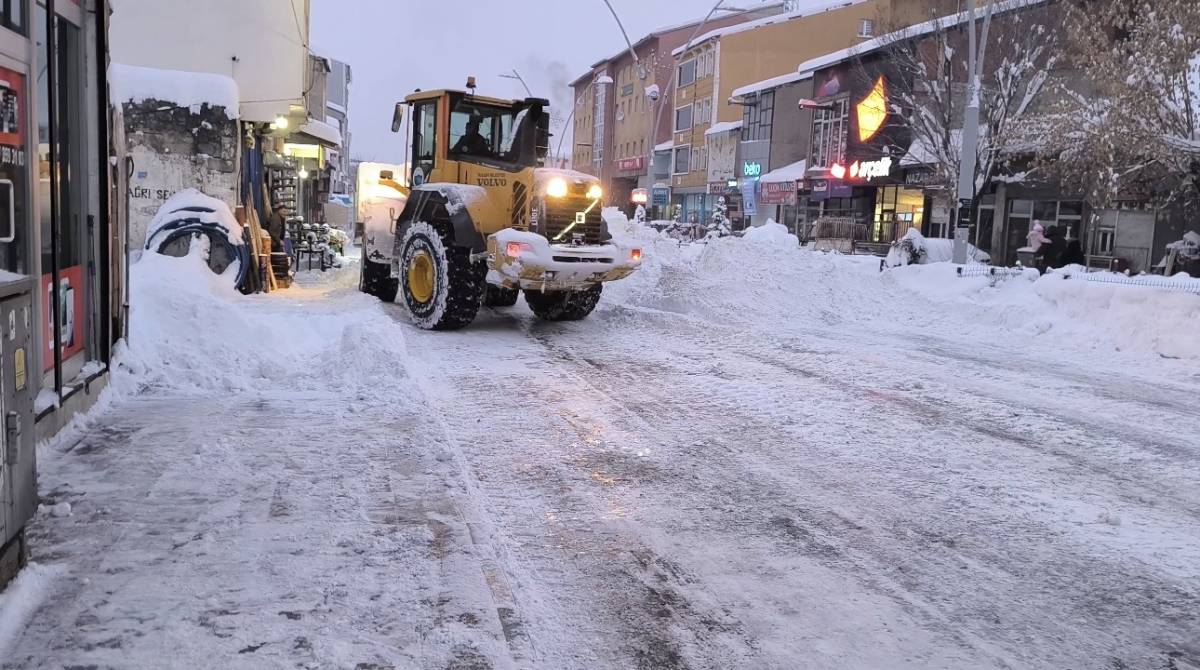 Kar yağışı Ağrı’yı yeniden etkisi altına aldı