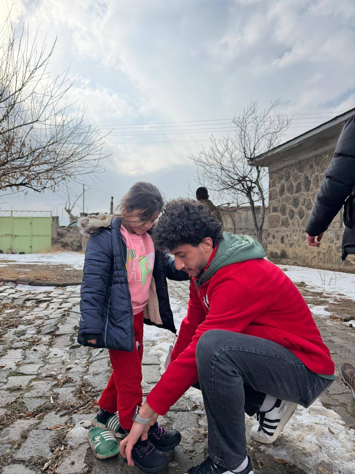Ağrı’da üniversitelilerden zorlu kışta umut olan yardım