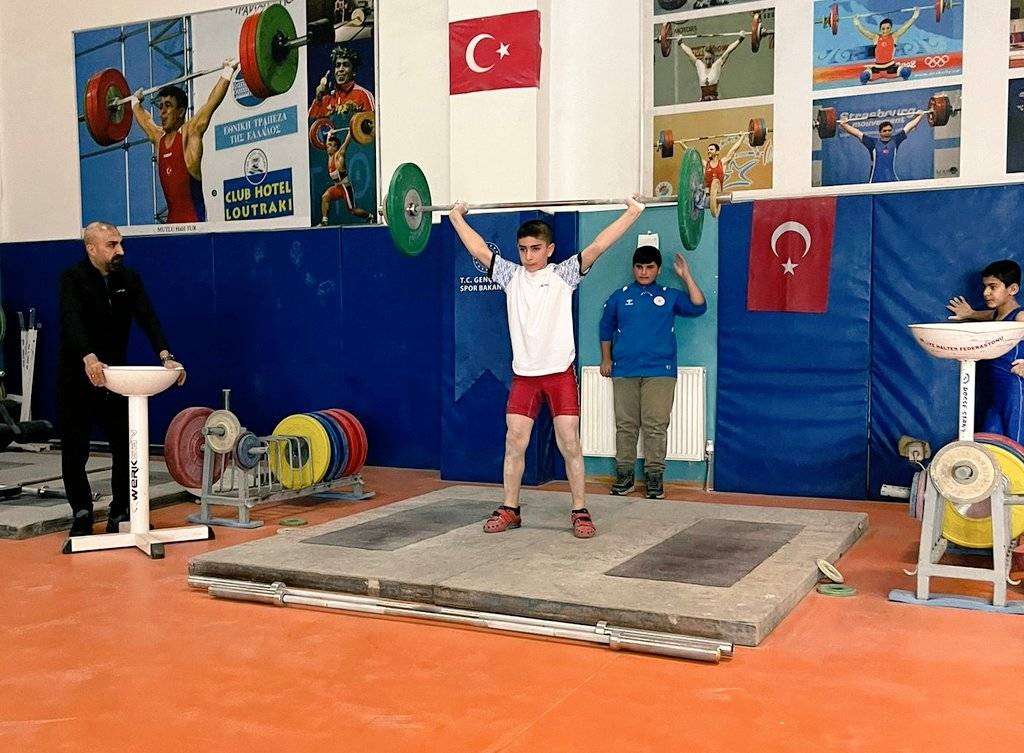 Ağrı’da Okul Sporları Halter Müsabakaları Nefes Kesti