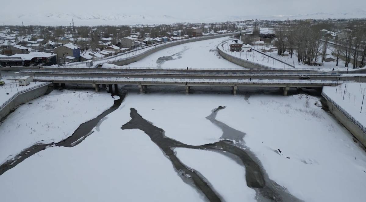 Ağrı’da dondurucu soğuklar nehirleri dondurdu