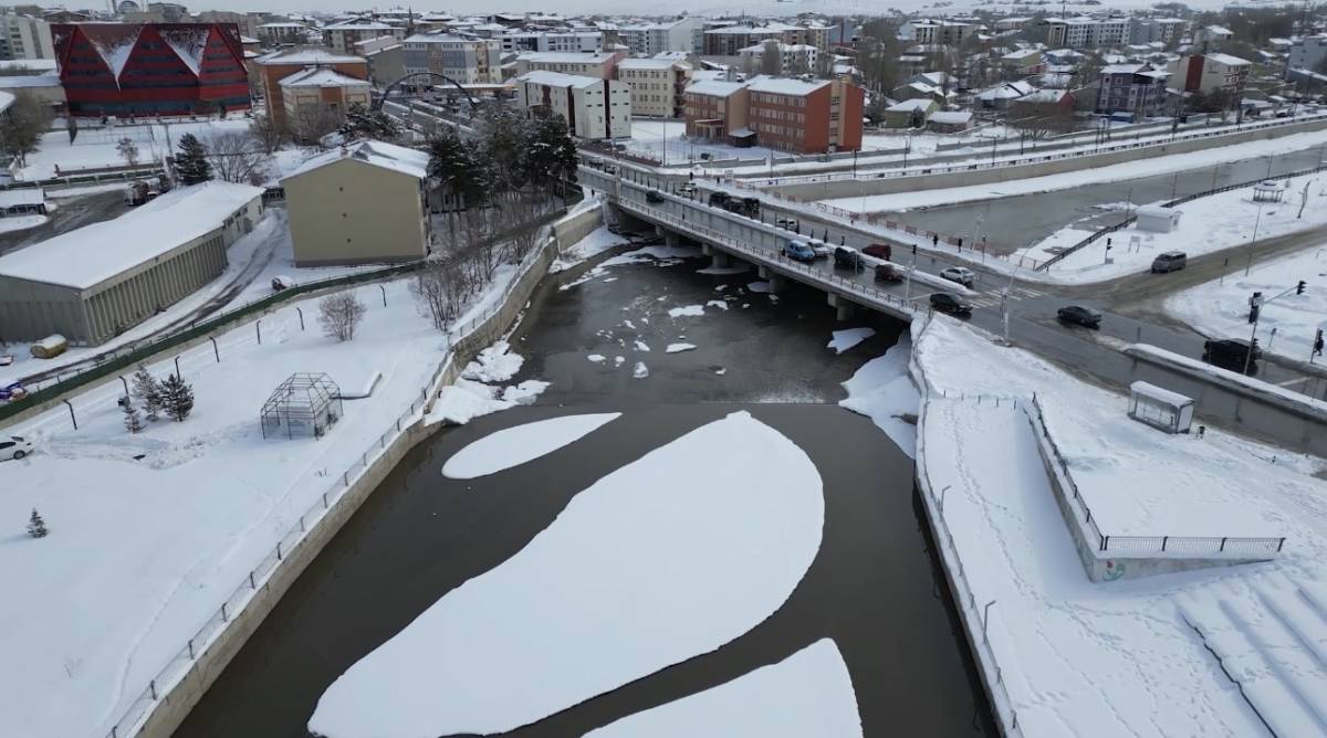Ağrı’da dondurucu soğuklar nehirleri dondurdu