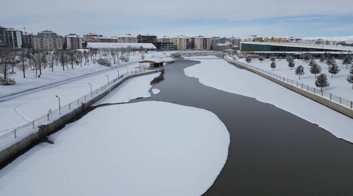 Ağrı’da dondurucu soğuklar nehirleri dondurdu