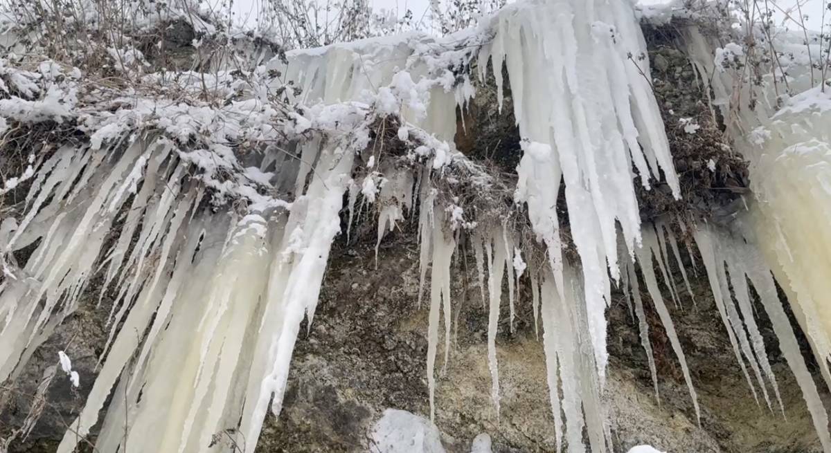 Ağrı’da Dondurucu Soğuklar Buz Sarkıtları Oluşturdu
