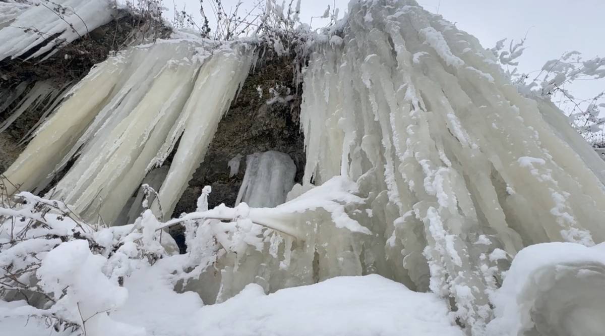 Ağrı’da Dondurucu Soğuklar Buz Sarkıtları Oluşturdu