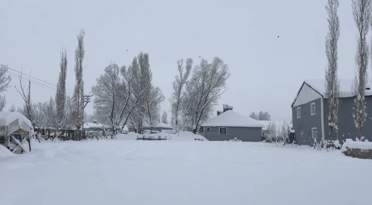 Ağrı’da gece boyunca yoğun kar yağışı etkili oldu