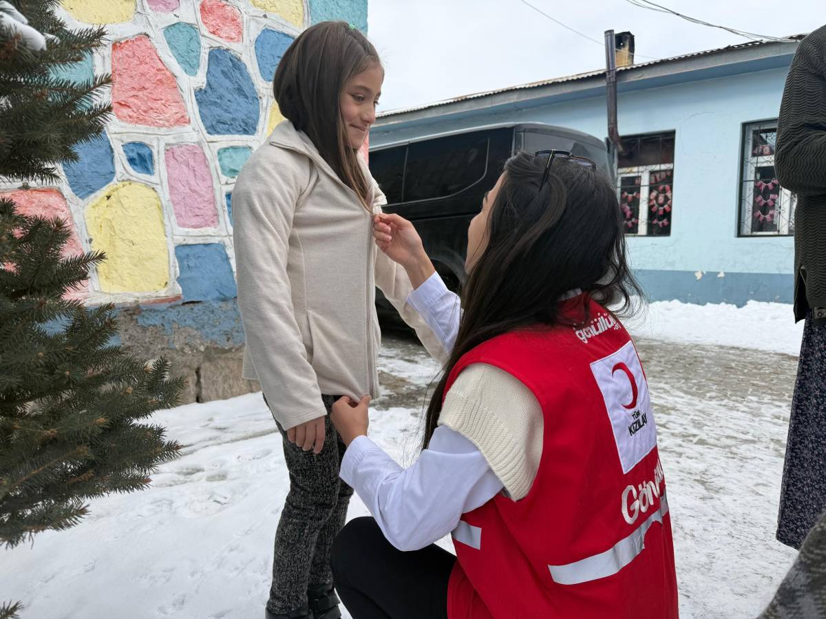 Doğubayazıt Kızılay’dan kışlık giyim yardımı