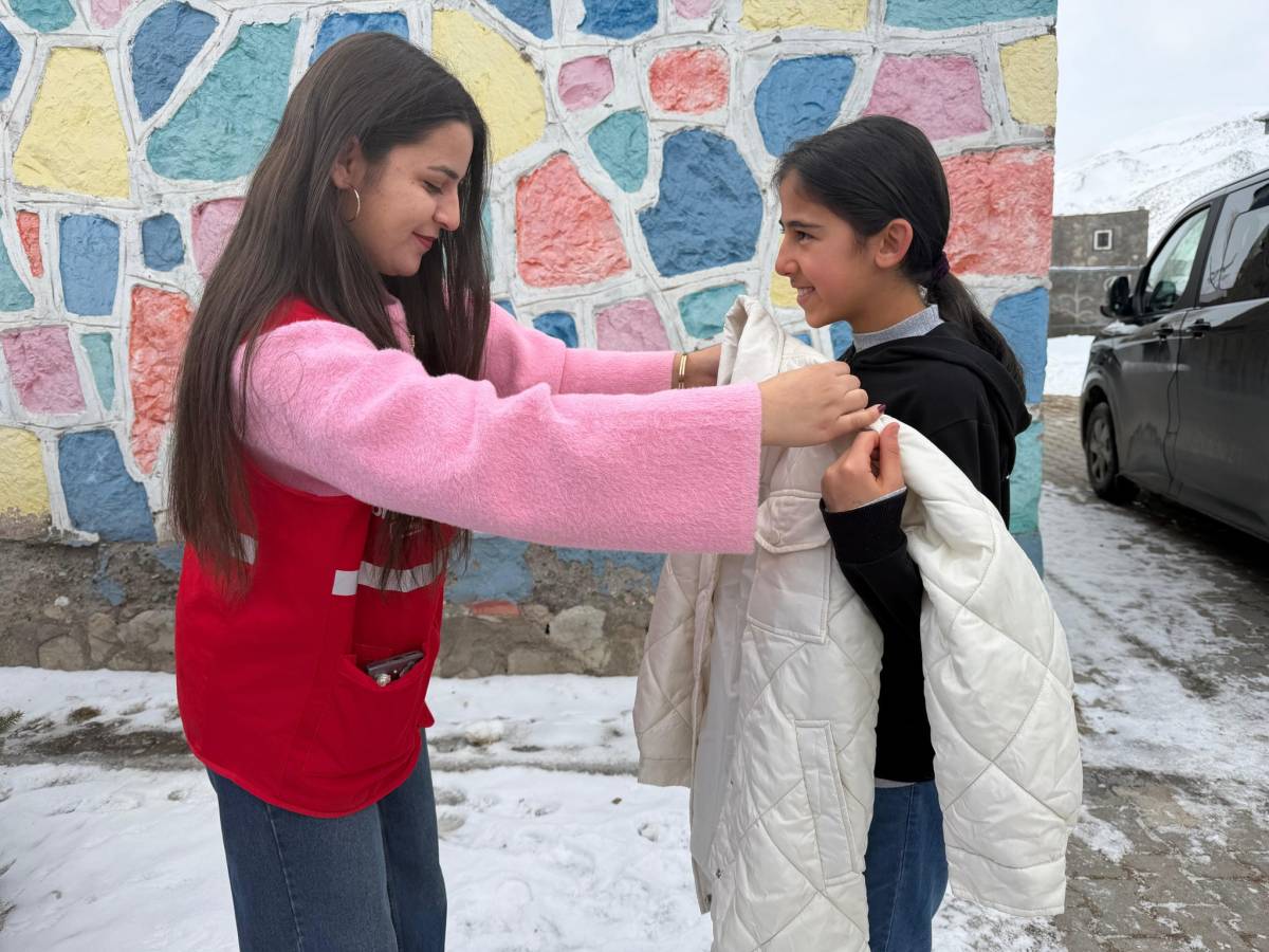 Doğubayazıt Kızılay’dan kışlık giyim yardımı