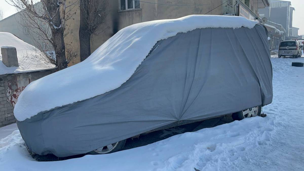 Ağrı’da araçlar dondurucu soğuğa karşı kat kat örtülüyor