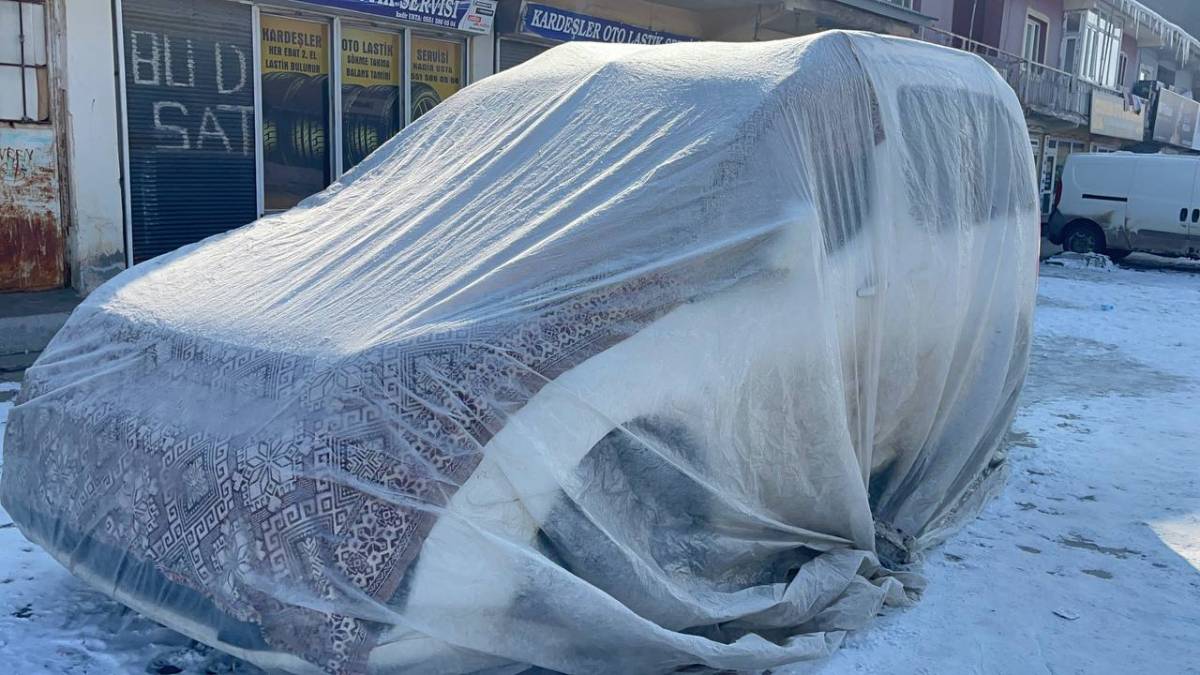 Ağrı’da araçlar dondurucu soğuğa karşı kat kat örtülüyor