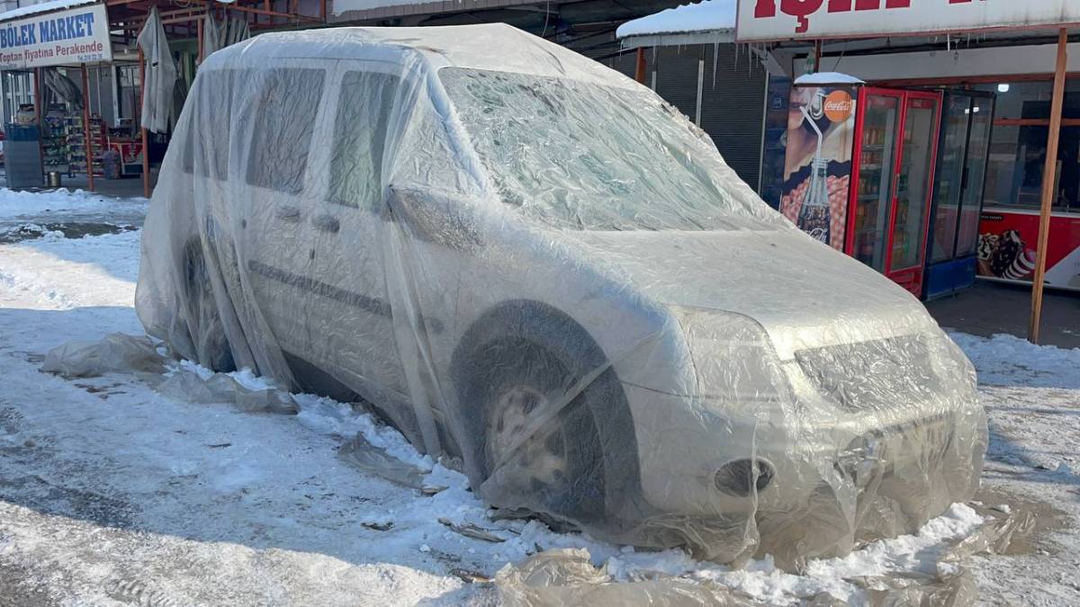 Ağrı’da araçlar dondurucu soğuğa karşı kat kat örtülüyor