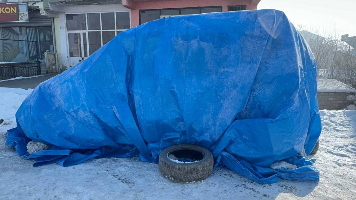 Ağrı’da araçlar dondurucu soğuğa karşı kat kat örtülüyor