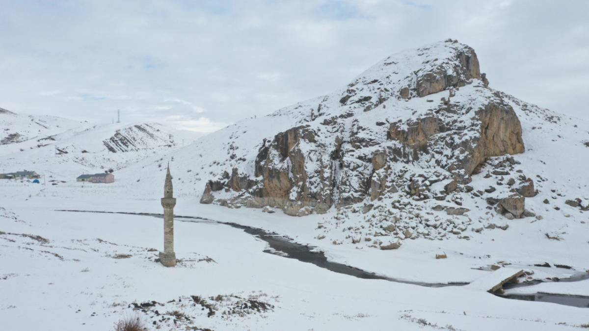 Ağrı’da karlar altındaki minare havadan görüntülendi