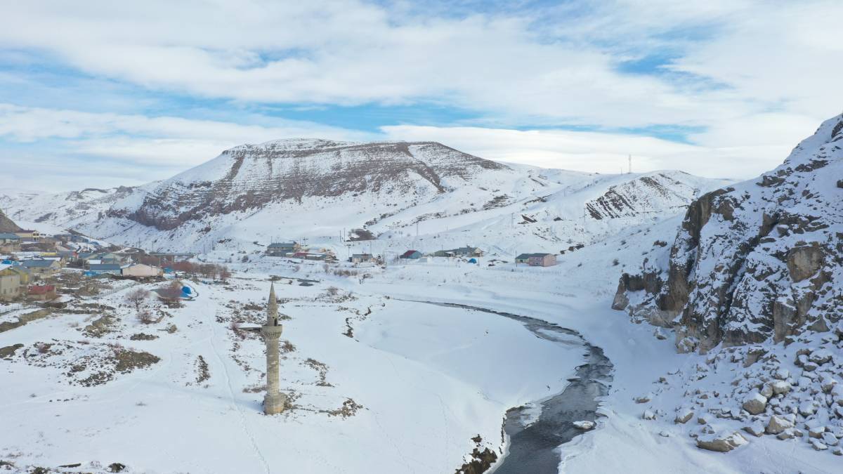 Ağrı’da karlar altındaki minare havadan görüntülendi