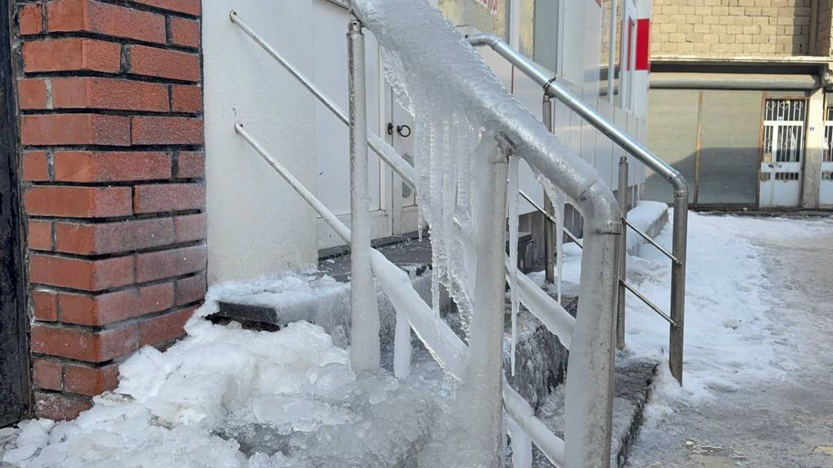 Ağrı’da soğuk hava hayatı felç etti