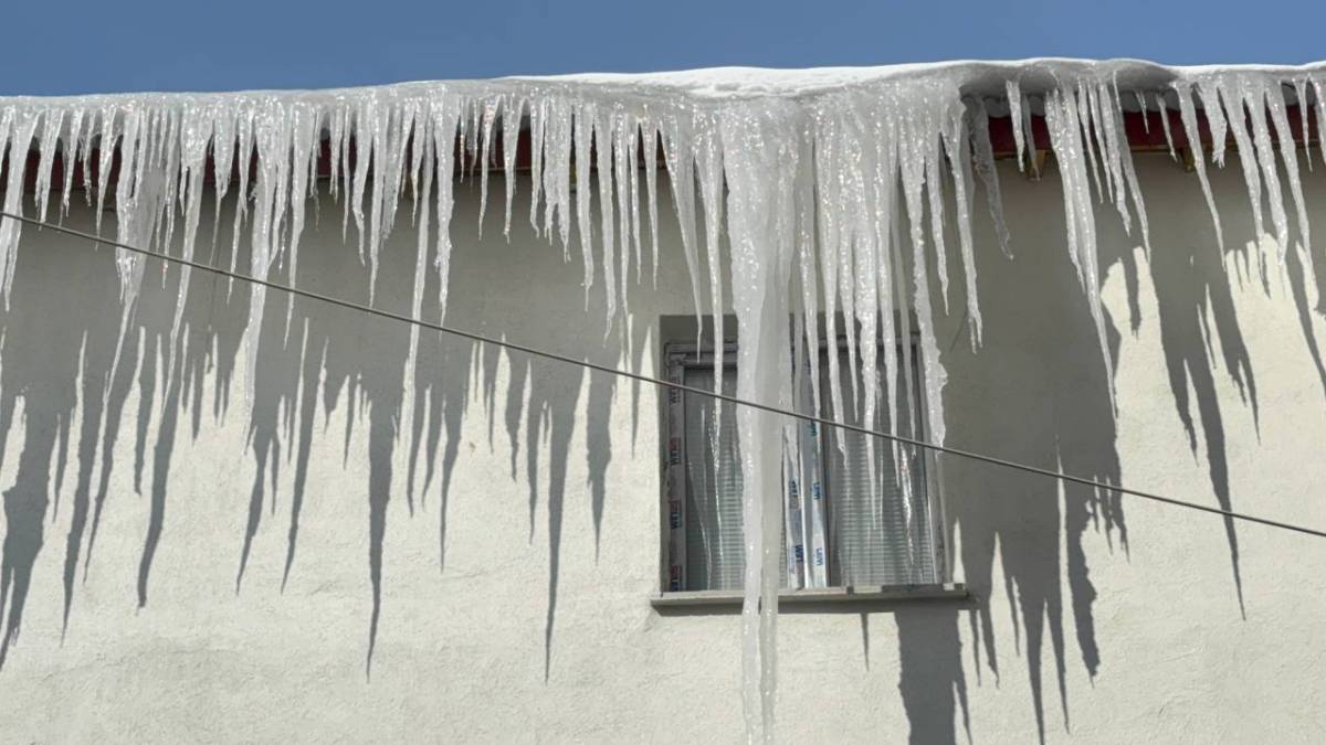 Ağrı’da soğuk hava hayatı felç etti
