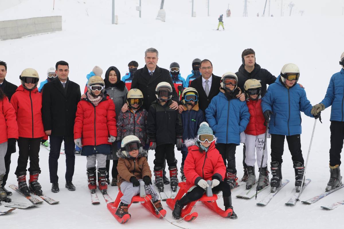 Ağrı’da çocuklar için “Soğuk Değil Umut Var” projesi başladı