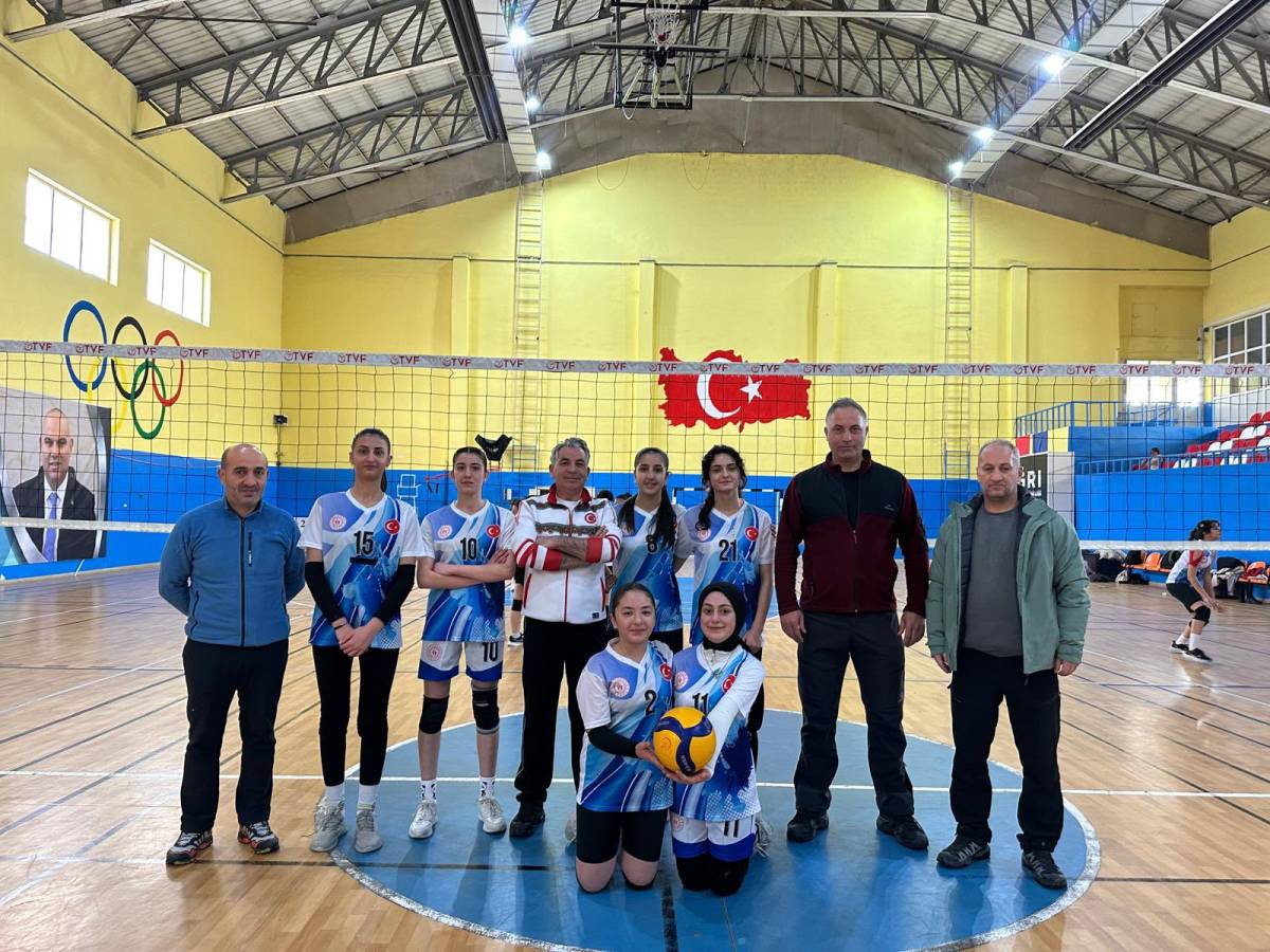 Genç Sultanlar Ağrı’da İl Birinciliği İçin Mücadele Ediyor