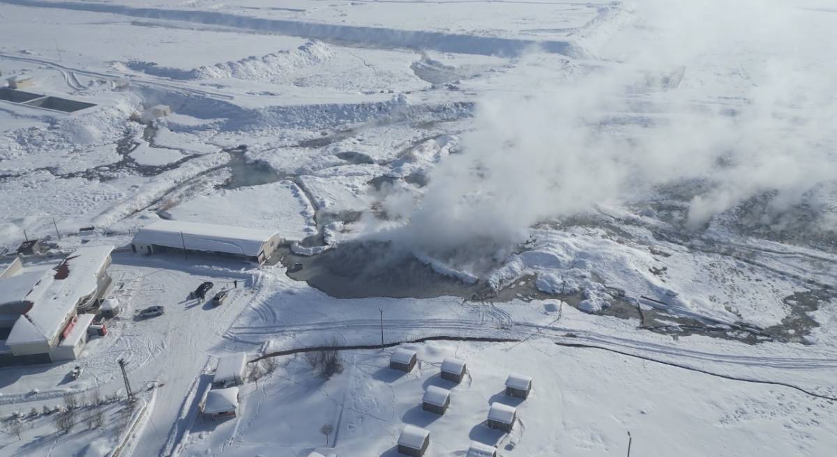 Diyadin’de kaplıca suları soğuk havada masalsı görüntüler oluşturdu