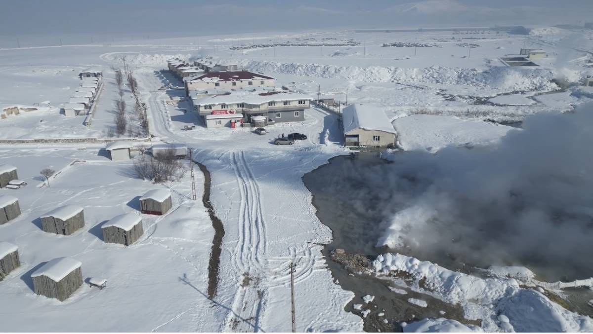 Diyadin’de kaplıca suları soğuk havada masalsı görüntüler oluşturdu