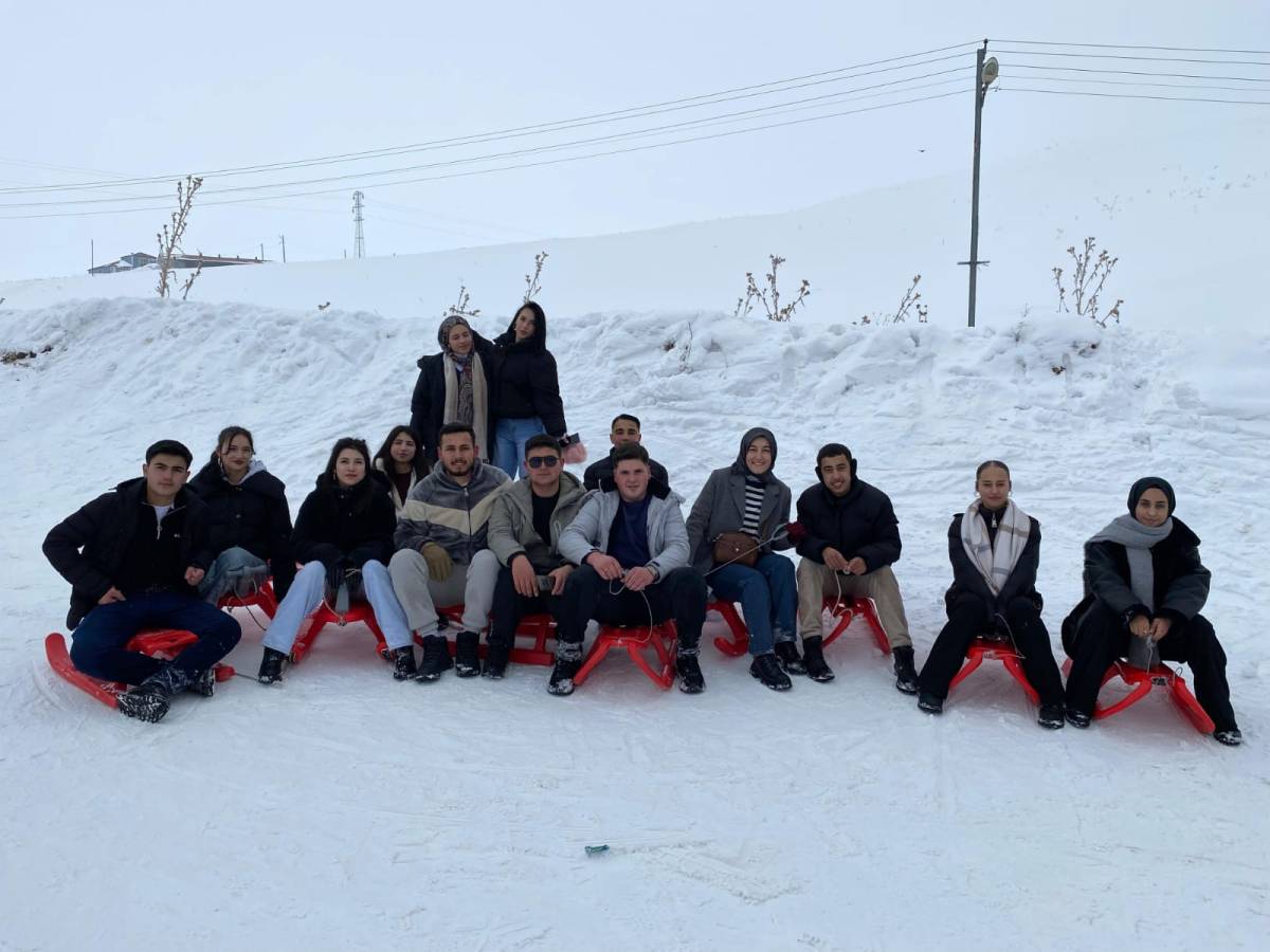 Tutaklı Öğrenciler Küpkıran Kayak Merkezi’nde Kışın Tadını Çıkardı