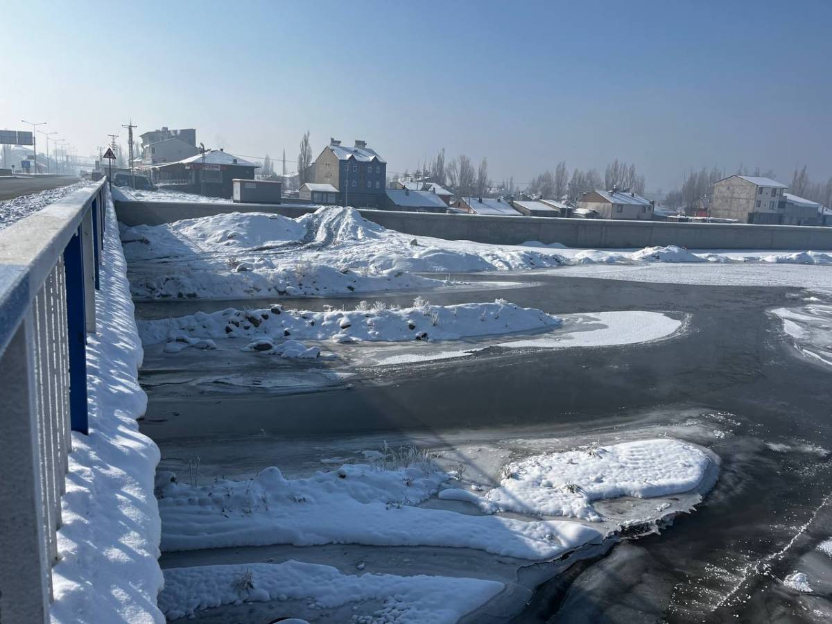 Dondurucu Soğuklar Murat Nehri’ni Buzla Kapladı