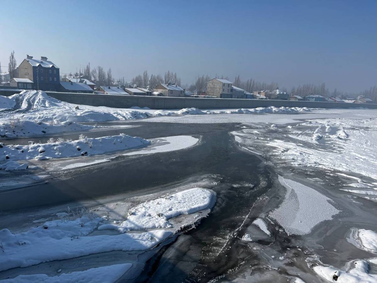 Dondurucu Soğuklar Murat Nehri’ni Buzla Kapladı