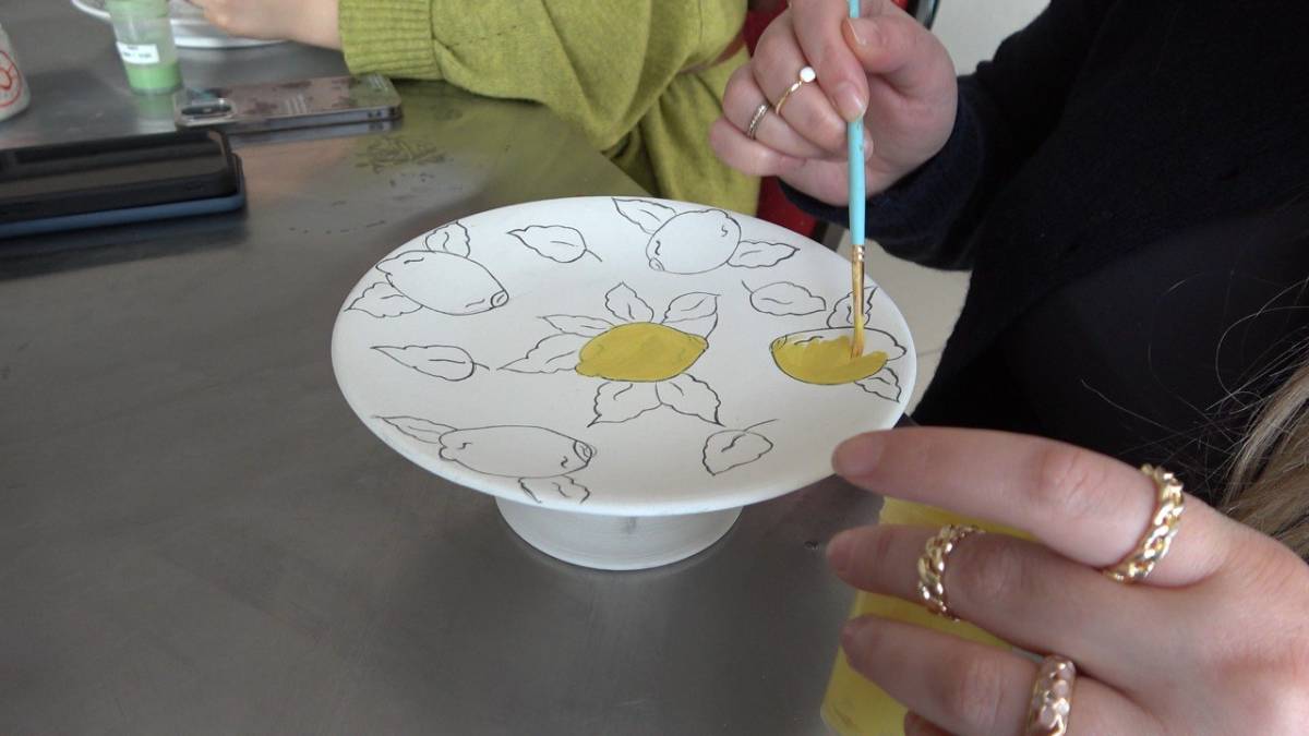 Ağrı’da kadınlar çini sanatıyla hem stres atıyor hem de aile bütçesine katkı sağlıyor