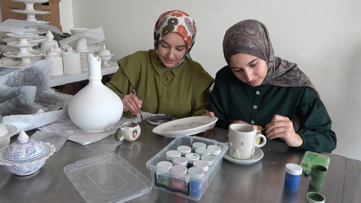 Ağrı’da kadınlar çini sanatıyla hem stres atıyor hem de aile bütçesine katkı sağlıyor