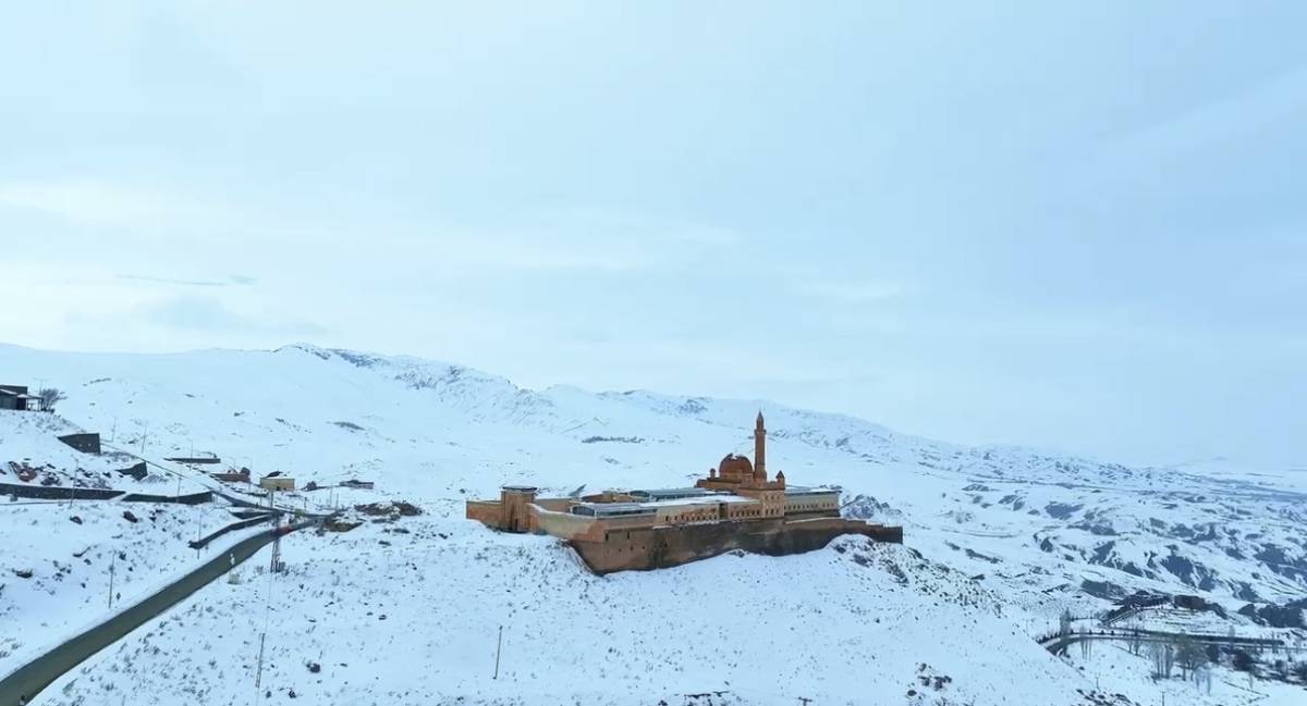 Doğu’nun İncisi İshak Paşa Sarayı Kış Manzarasıyla Mest Etti
