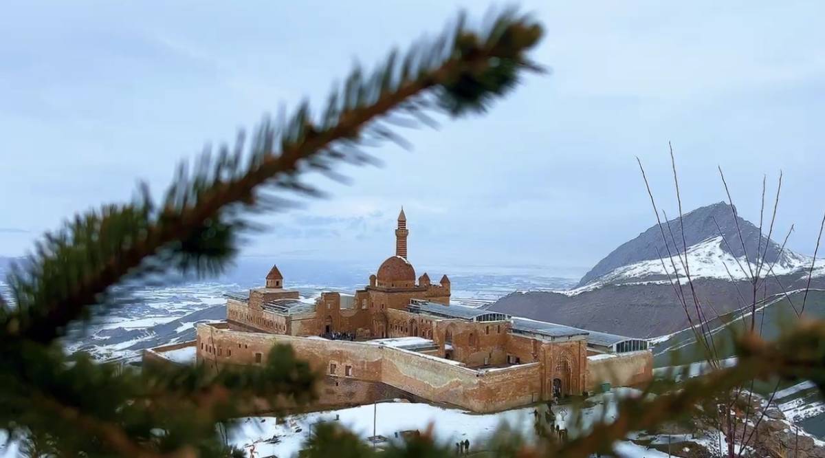 Doğu’nun İncisi İshak Paşa Sarayı Kış Manzarasıyla Mest Etti