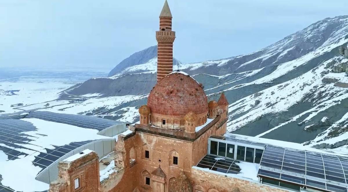 Doğu’nun İncisi İshak Paşa Sarayı Kış Manzarasıyla Mest Etti