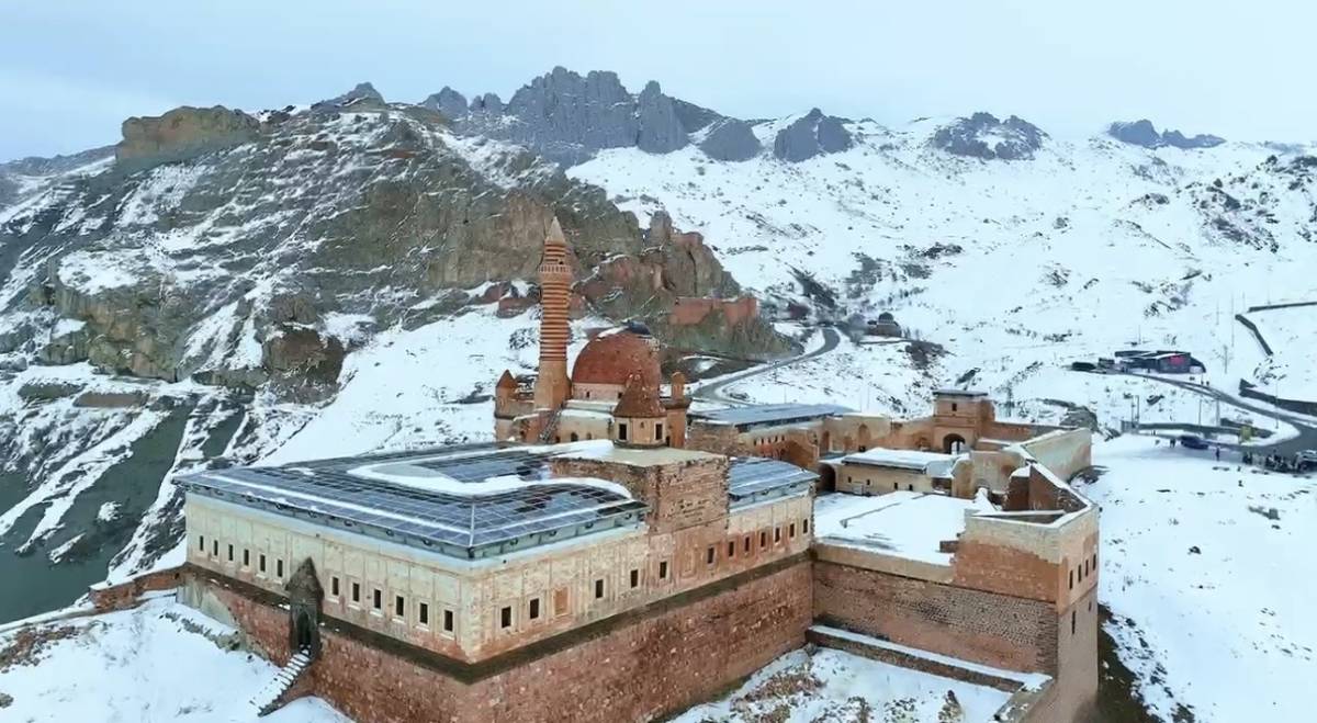 Doğu’nun İncisi İshak Paşa Sarayı Kış Manzarasıyla Mest Etti