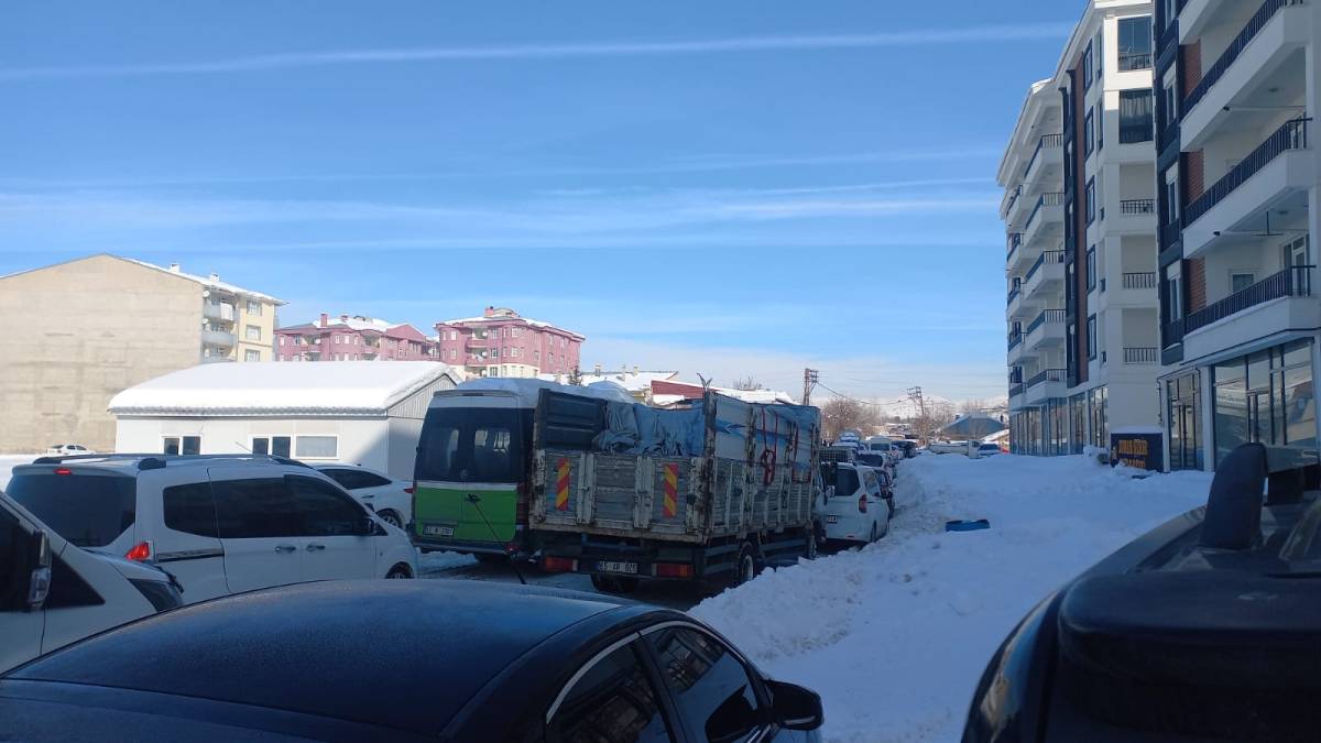 Erciş’te Yoğun Kar Yağışı Trafiği Felç Etti