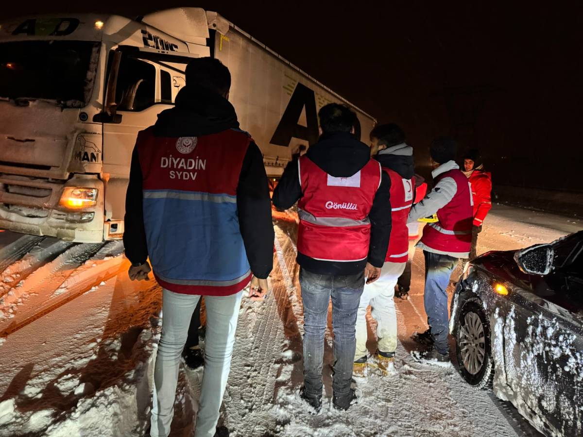 Yoğun kar yağışı Diyadin İpek Geçidi’nde trafiği durdurdu