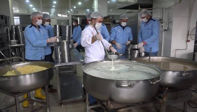 Erciş'te Araçların Giremediği Yollarda Sıcak Yemek Mesaisi