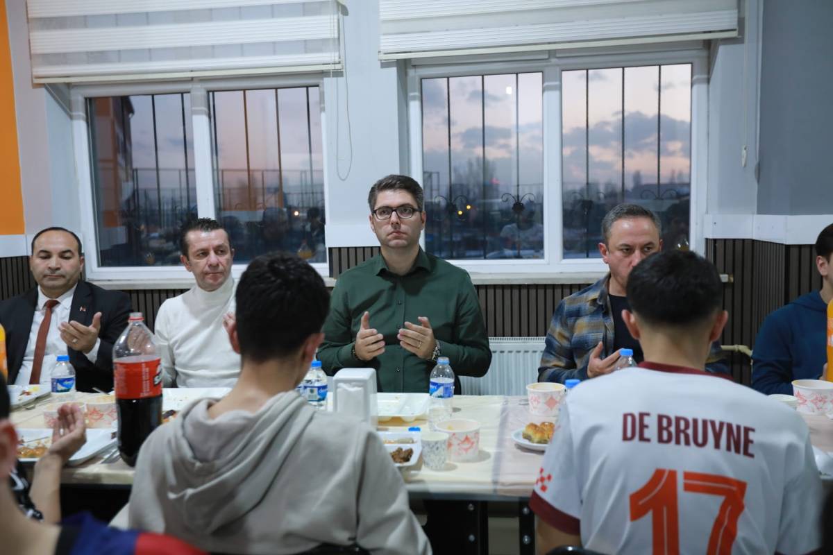 Erciş Kaymakamı Karaloğlu, İftarda Geleceğin Bilim İnsanlarıyla Buluştu