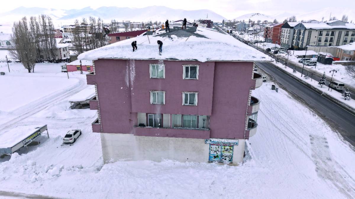 Van'da çatılardaki kar temizliği devam ediyor