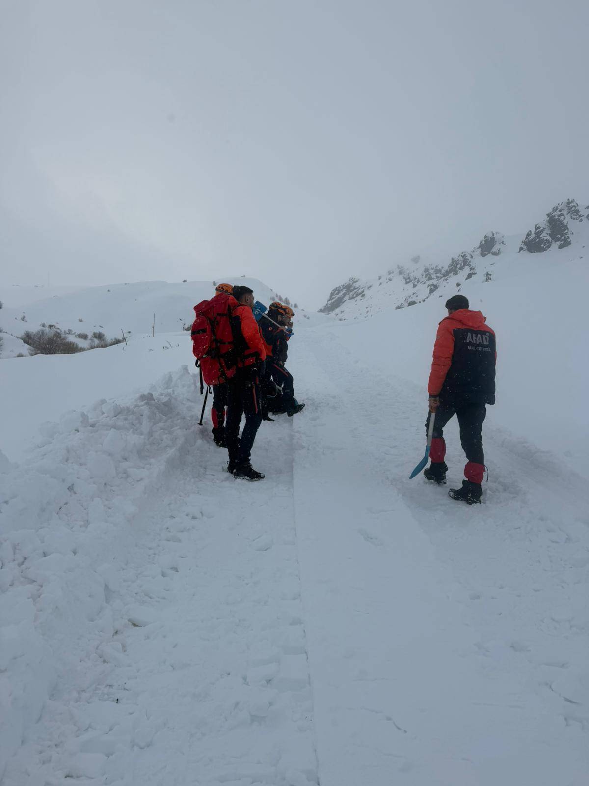 Eleşkirt’te verici istasyonuna giden araca çığ düştü: 4 personel kurtarıldı