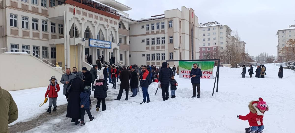 Ağrı’da yapılan Siyer sınavına kırık ayakla geldi