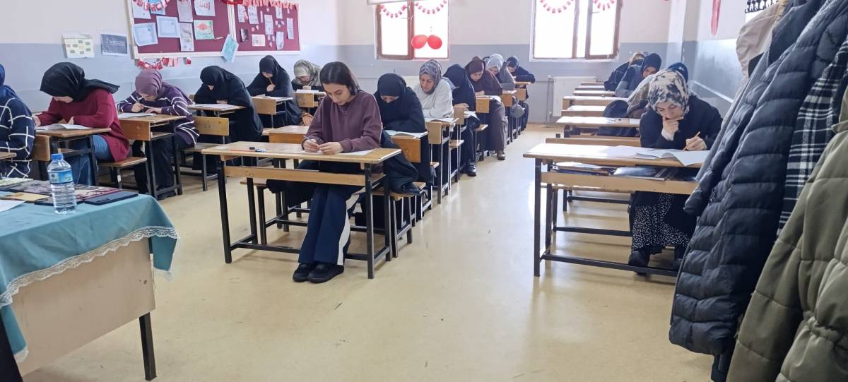 Ağrı’da yapılan Siyer sınavına kırık ayakla geldi