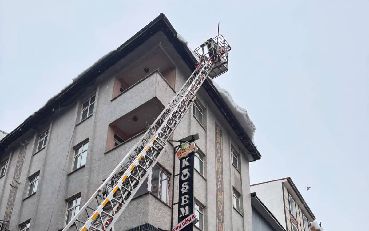 Ağrı’da Buz Sarkıtı ve Çatı Tehlikesine Karşı Alarm
